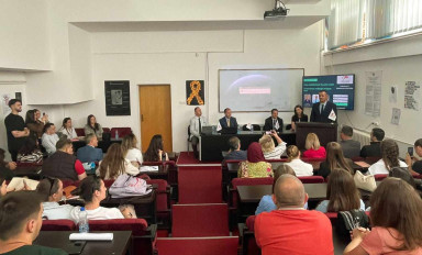 Profesori nga SHBA William Henninger IV, PhD dhe profesorët Gaxhiqi dhe Kamberi nga Universiteti ‘Fehmi Agani’ në Gjakovë mbajnë ligjëratë të hapur me studentë